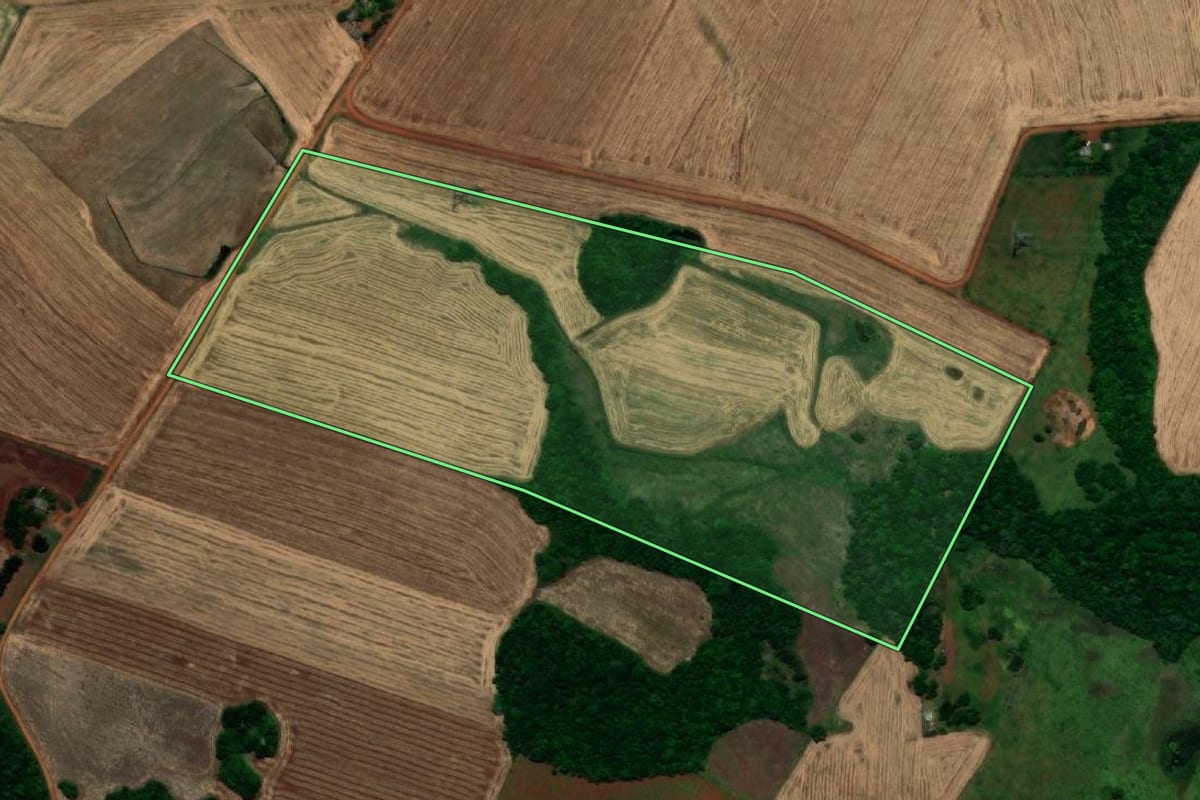 Imagem de satélite do imóvel rural em Garruchos (RS), com o contorno declarado no CAR desenhado por cima.