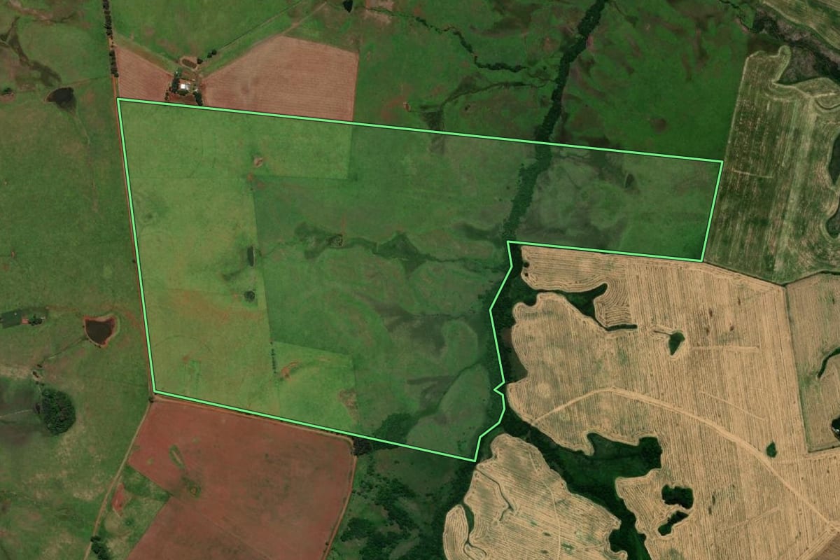 Imagem de satélite do imóvel rural em Garruchos (RS), com o contorno declarado no CAR desenhado por cima.