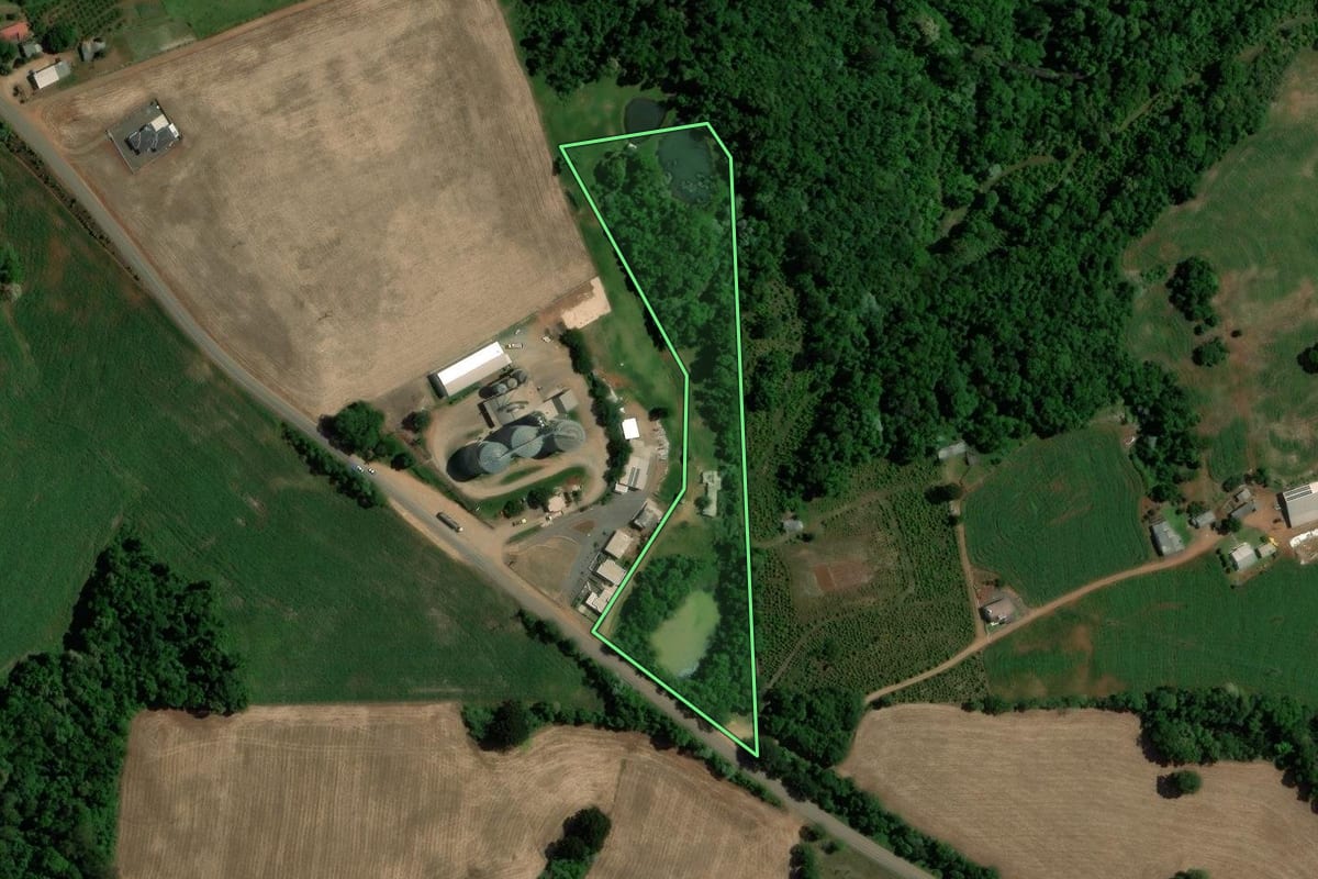Imagem de satélite do imóvel rural em Gaurama (RS), com o contorno declarado no CAR desenhado por cima.