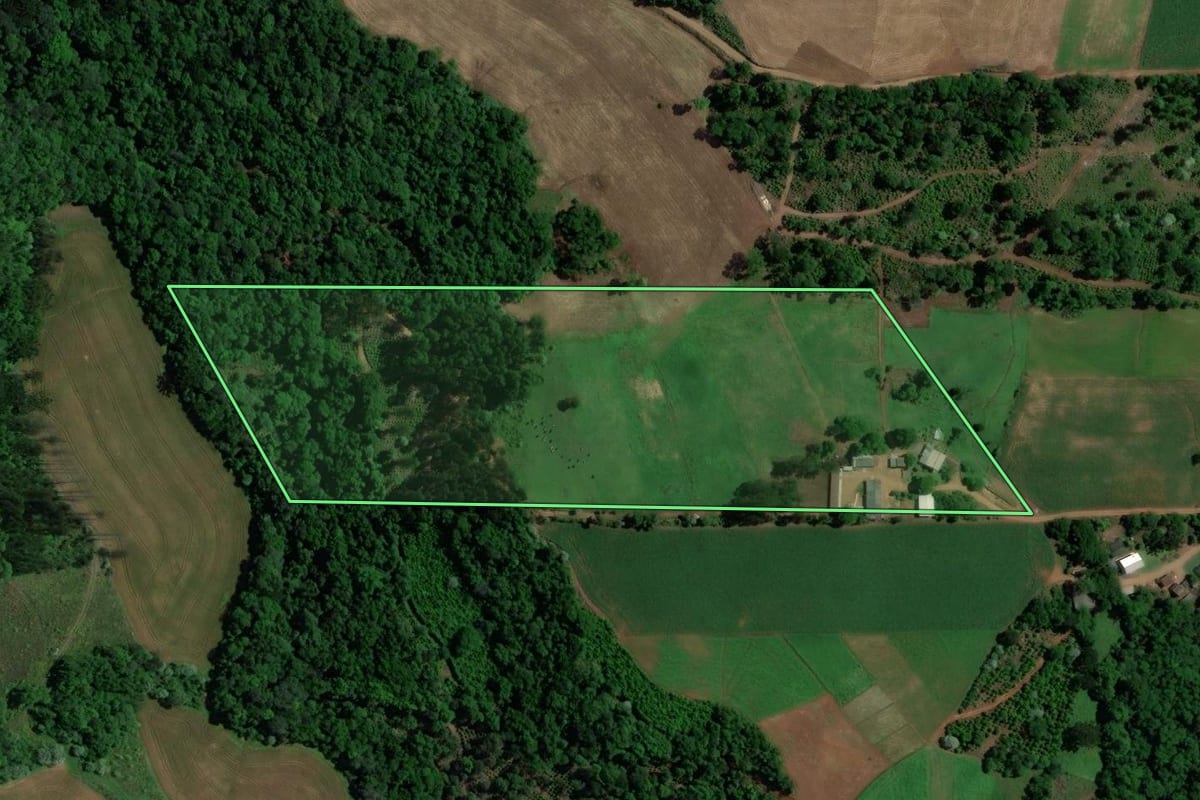 Imagem de satélite do imóvel rural em Gaurama (RS), com o contorno declarado no CAR desenhado por cima.