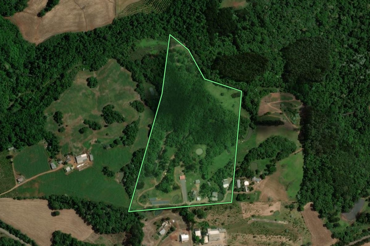 Imagem de satélite do imóvel rural em Gaurama (RS), com o contorno declarado no CAR desenhado por cima.