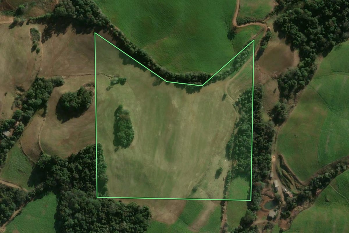 Imagem de satélite do imóvel rural em Gaurama (RS), com o contorno declarado no CAR desenhado por cima.