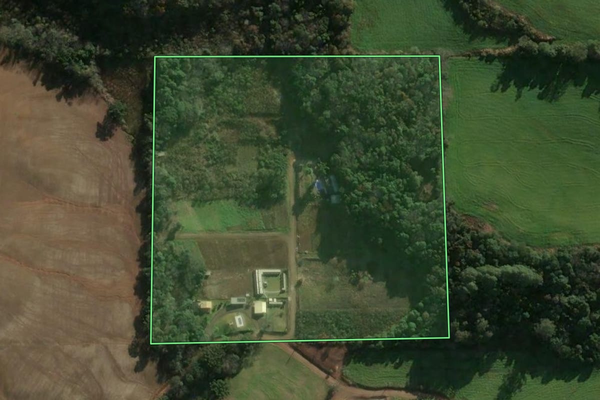 Imagem de satélite do imóvel rural em Gaurama (RS), com o contorno declarado no CAR desenhado por cima.