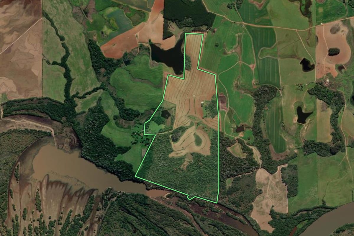 Imagem de satélite do imóvel rural em General Câmara (RS), com o contorno declarado no CAR desenhado por cima.
