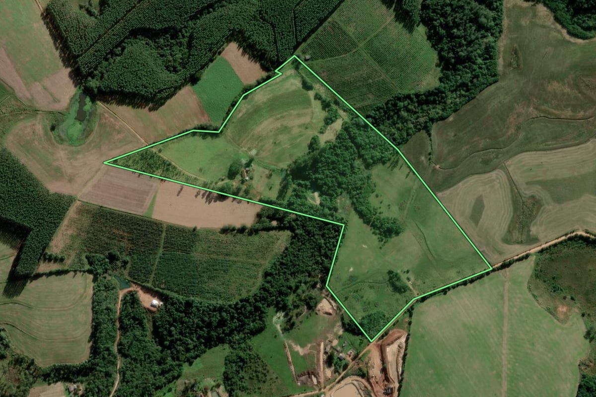 Imagem de satélite do imóvel rural em General Câmara (RS), com o contorno declarado no CAR desenhado por cima.