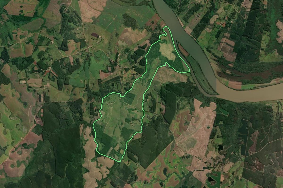 Imagem de satélite do imóvel rural em General Câmara (RS), com o contorno declarado no CAR desenhado por cima.