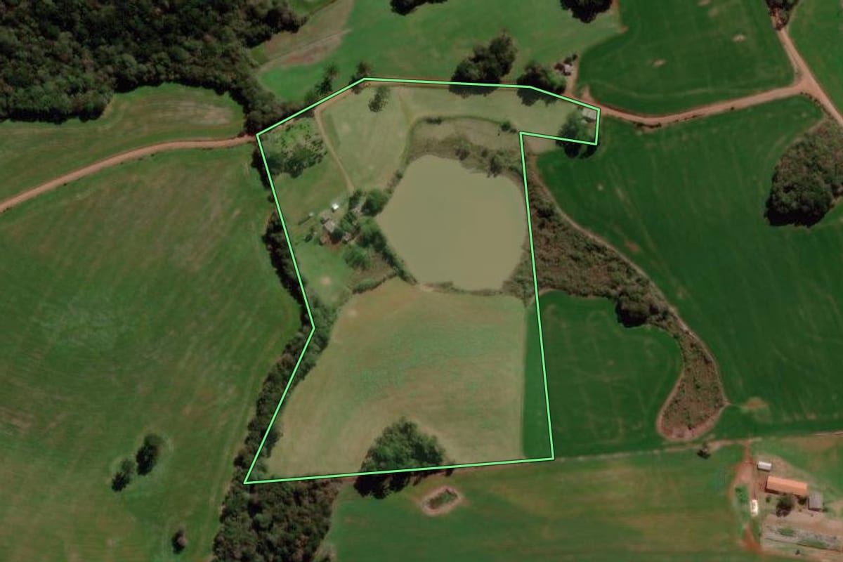 Imagem de satélite do imóvel rural em Gentil (RS), com o contorno declarado no CAR desenhado por cima.