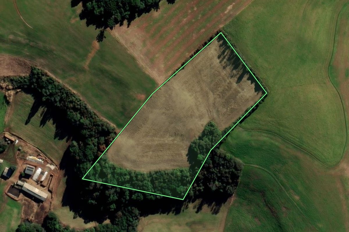 Imagem de satélite do imóvel rural em Gentil (RS), com o contorno declarado no CAR desenhado por cima.