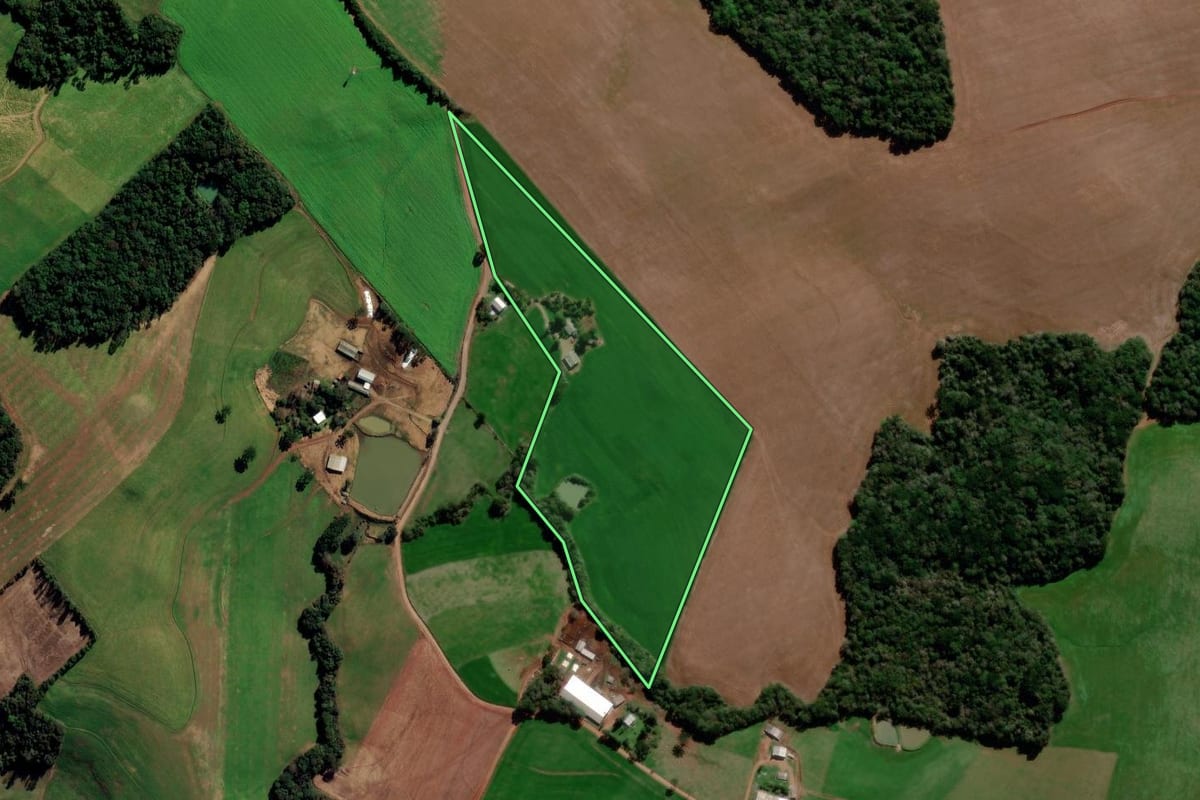 Imagem de satélite do imóvel rural em Gentil (RS), com o contorno declarado no CAR desenhado por cima.