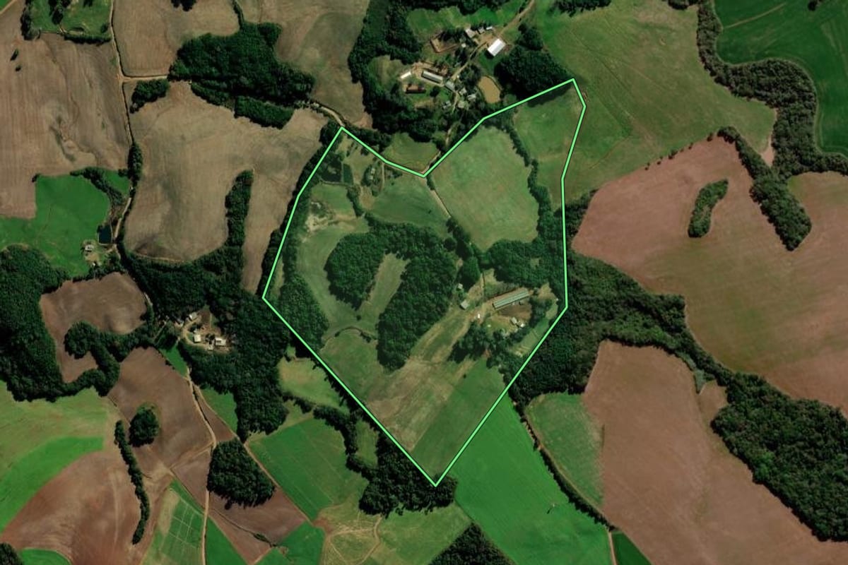 Imagem de satélite do imóvel rural em Gentil (RS), com o contorno declarado no CAR desenhado por cima.