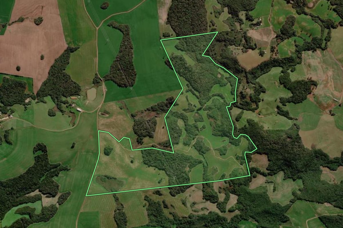 Imagem de satélite do imóvel rural em Gentil (RS), com o contorno declarado no CAR desenhado por cima.