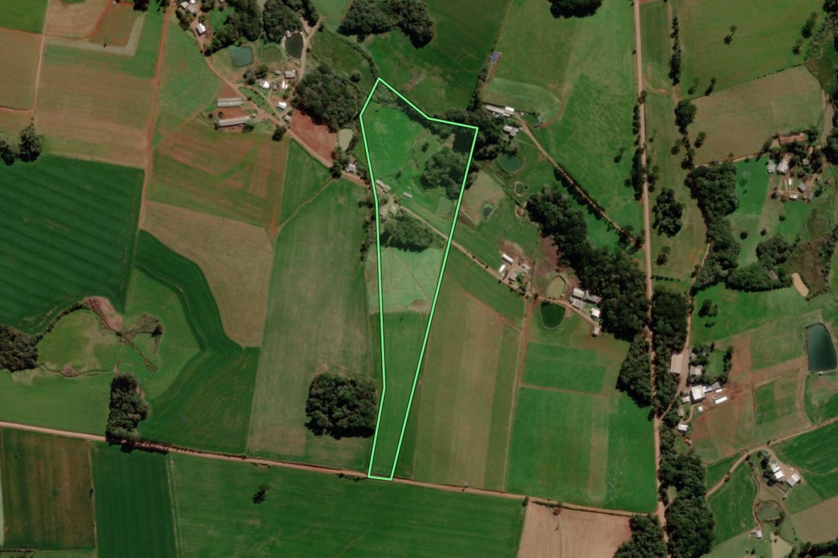 Imagem de satélite do imóvel rural em Gentil (RS), com o contorno declarado no CAR desenhado por cima.