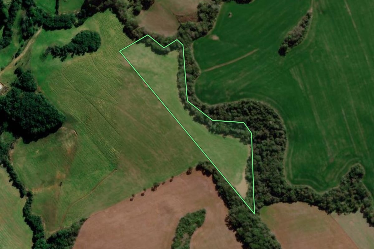 Imagem de satélite do imóvel rural em Gentil (RS), com o contorno declarado no CAR desenhado por cima.
