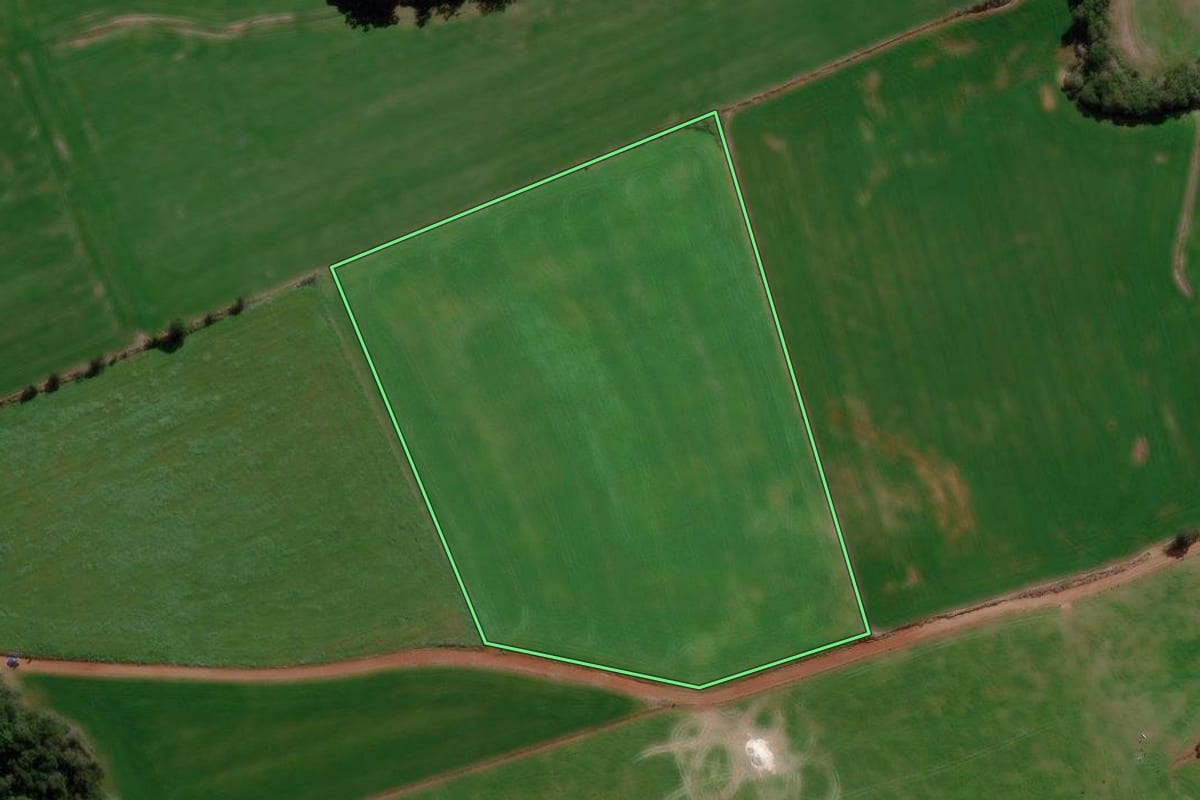 Imagem de satélite do imóvel rural em Gentil (RS), com o contorno declarado no CAR desenhado por cima.