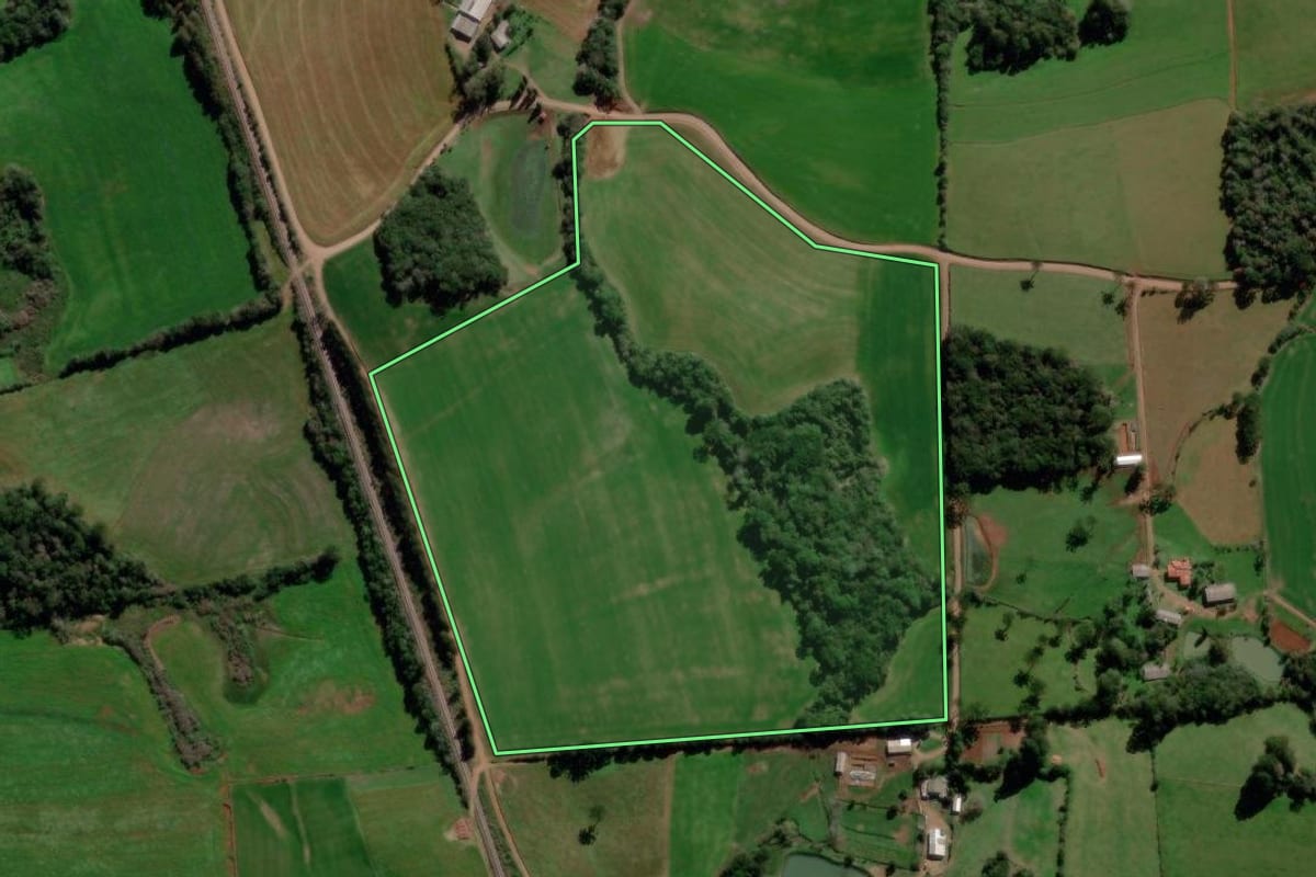 Imagem de satélite do imóvel rural em Gentil (RS), com o contorno declarado no CAR desenhado por cima.