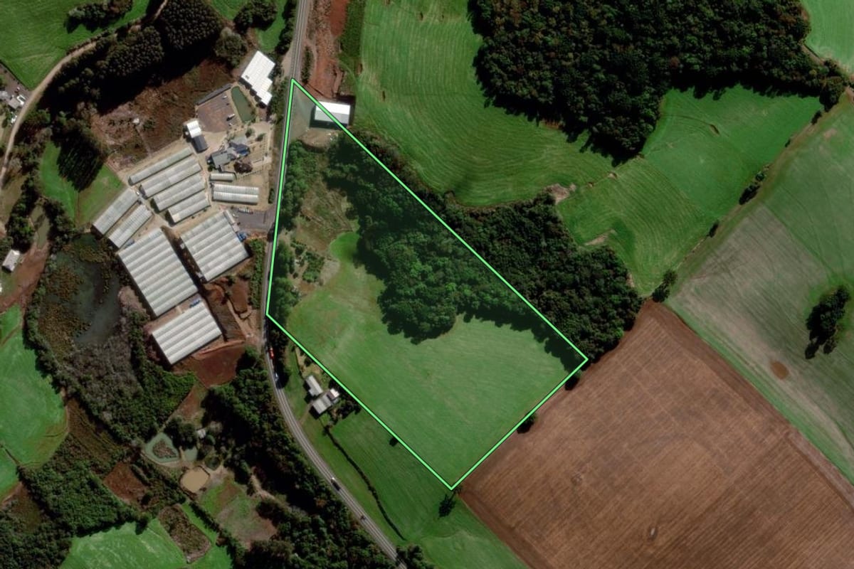 Imagem de satélite do imóvel rural em Getúlio Vargas (RS), com o contorno declarado no CAR desenhado por cima.