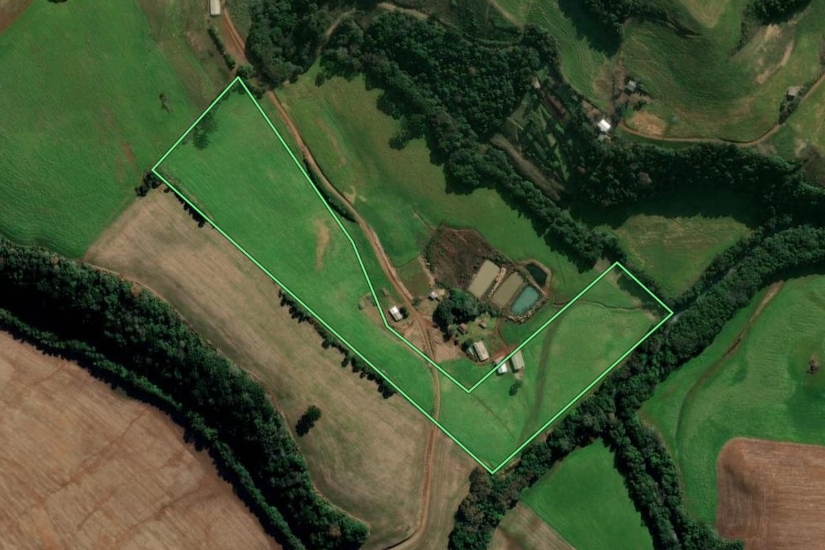 Imagem de satélite do imóvel rural em Getúlio Vargas (RS), com o contorno declarado no CAR desenhado por cima.