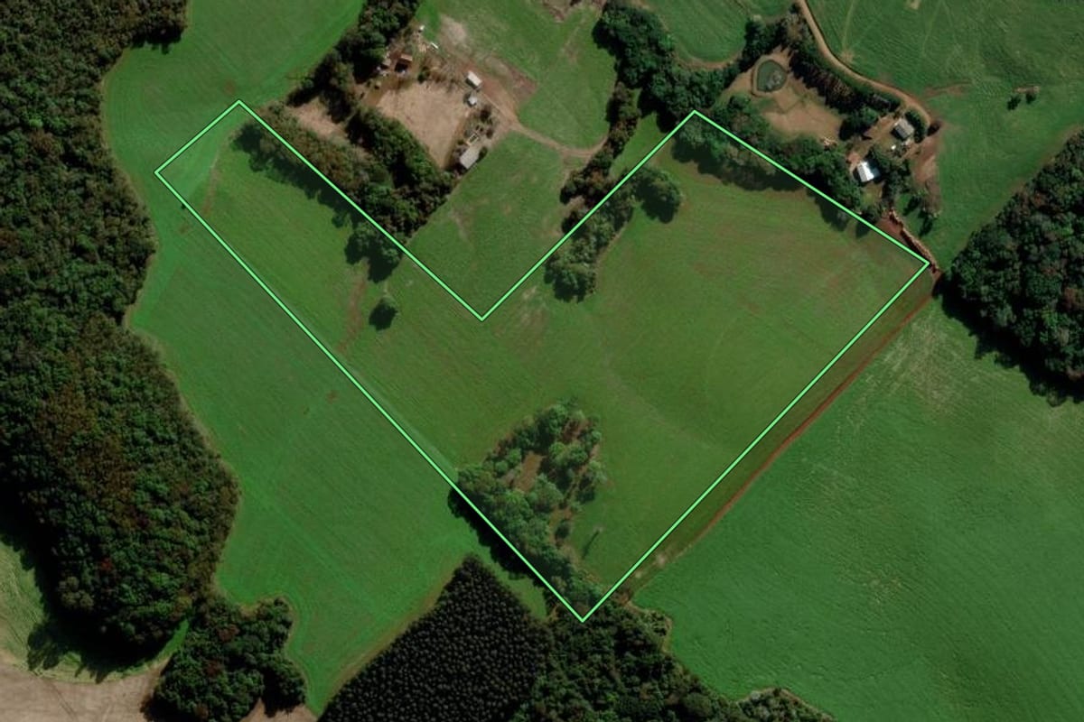 Imagem de satélite do imóvel rural em Getúlio Vargas (RS), com o contorno declarado no CAR desenhado por cima.