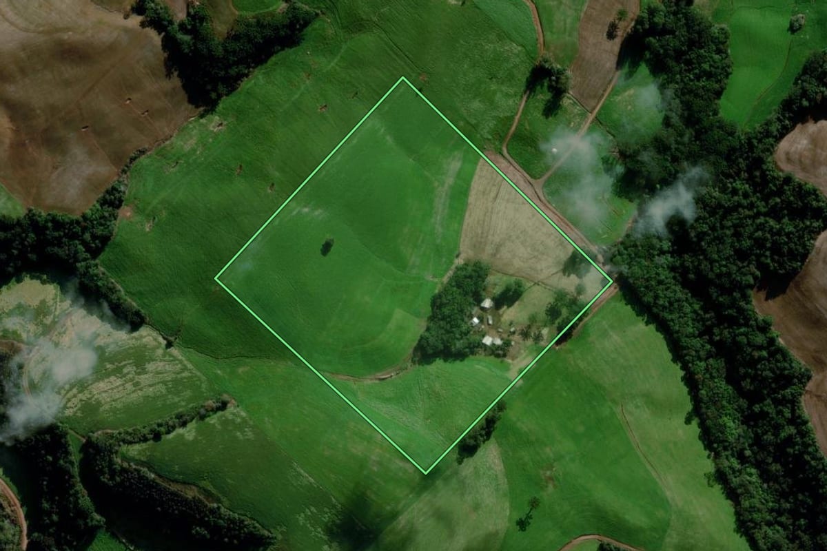 Imagem de satélite do imóvel rural em Getúlio Vargas (RS), com o contorno declarado no CAR desenhado por cima.