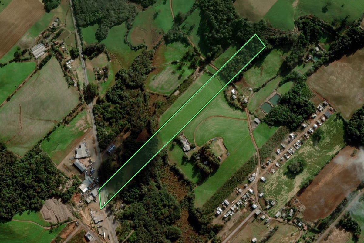 Imagem de satélite do imóvel rural em Getúlio Vargas (RS), com o contorno declarado no CAR desenhado por cima.