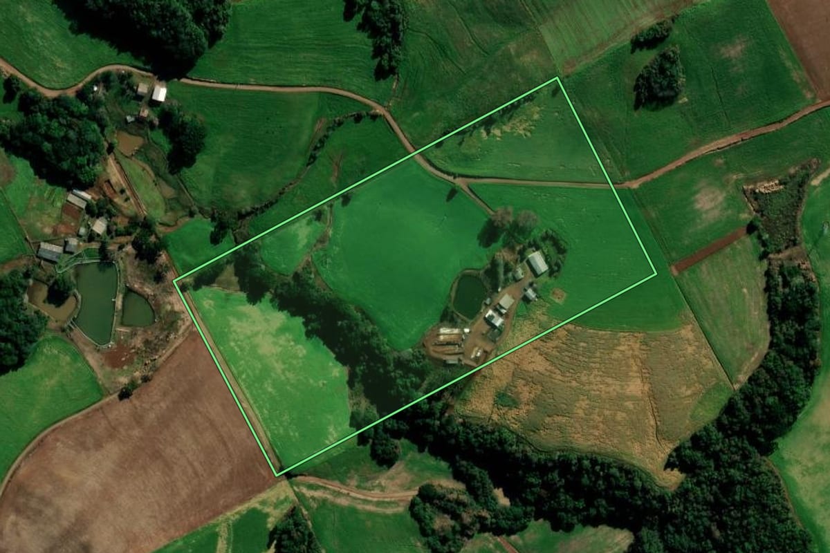 Imagem de satélite do imóvel rural em Getúlio Vargas (RS), com o contorno declarado no CAR desenhado por cima.