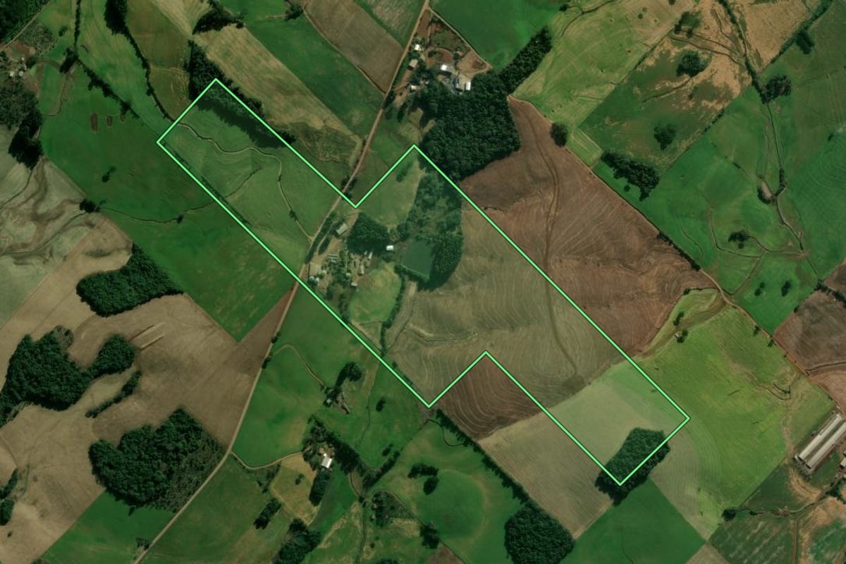 Imagem de satélite do imóvel rural em Getúlio Vargas (RS), com o contorno declarado no CAR desenhado por cima.