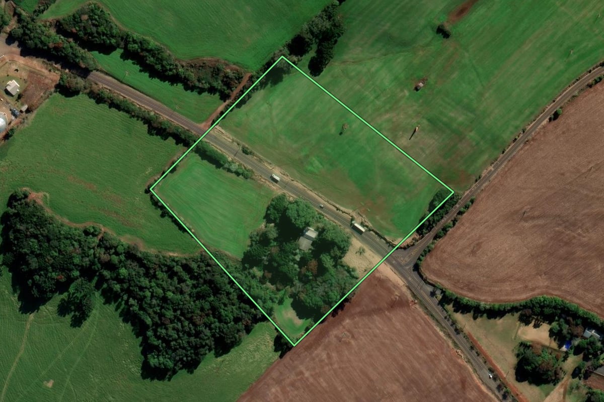 Imagem de satélite do imóvel rural em Getúlio Vargas (RS), com o contorno declarado no CAR desenhado por cima.