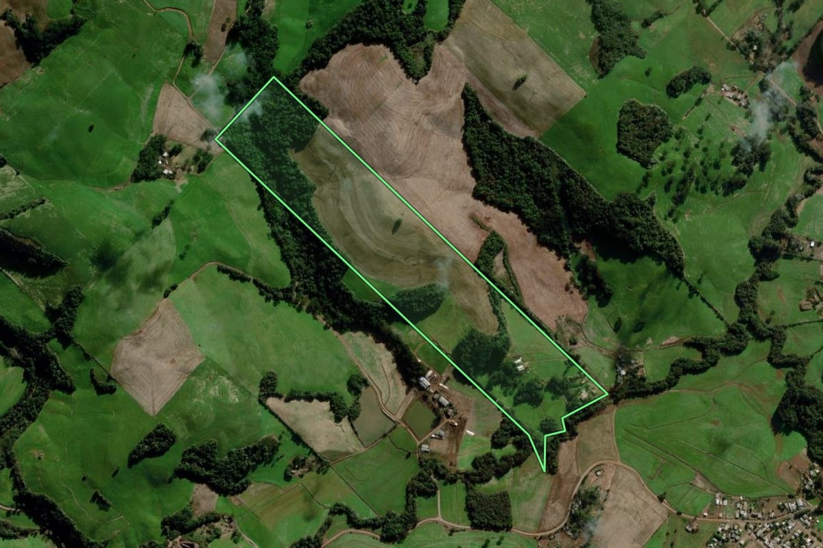 Imagem de satélite do imóvel rural em Getúlio Vargas (RS), com o contorno declarado no CAR desenhado por cima.