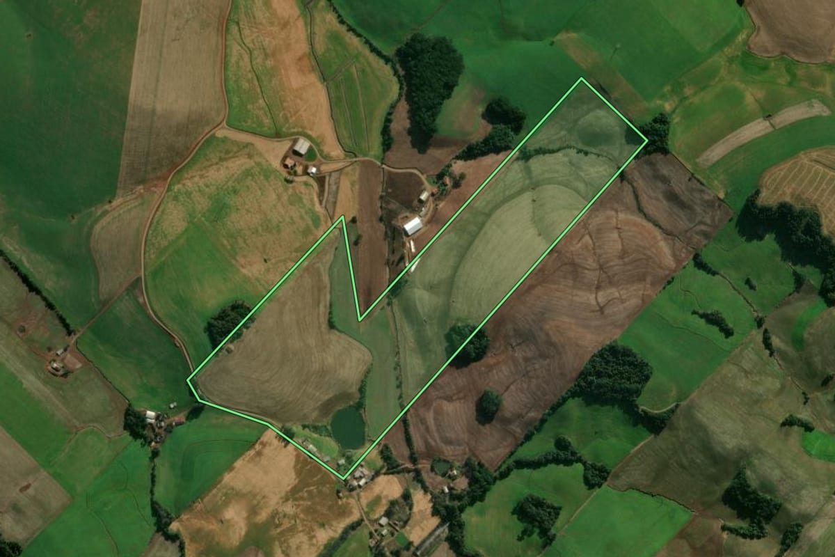 Imagem de satélite do imóvel rural em Getúlio Vargas (RS), com o contorno declarado no CAR desenhado por cima.