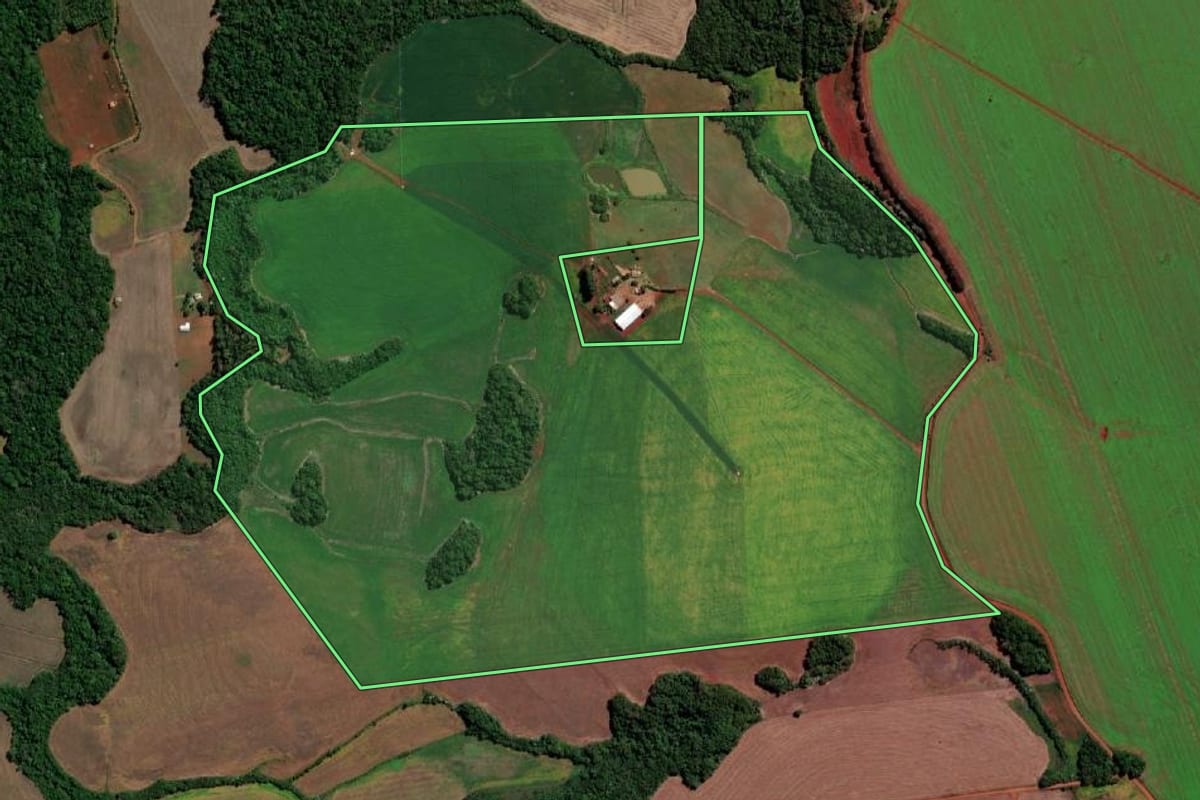 Imagem de satélite do imóvel rural em Giruá (RS), com o contorno declarado no CAR desenhado por cima.