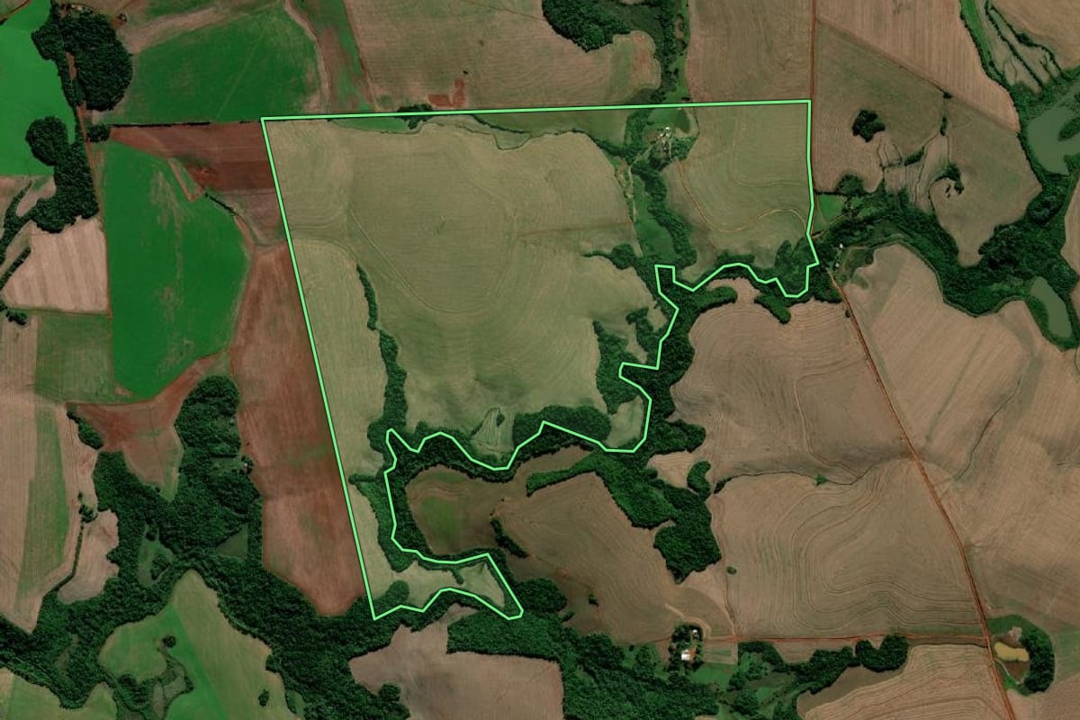 Imagem de satélite do imóvel rural em Giruá (RS), com o contorno declarado no CAR desenhado por cima.
