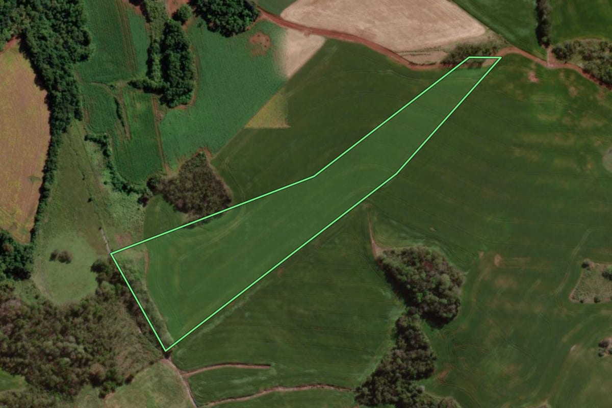 Imagem de satélite do imóvel rural em Giruá (RS), com o contorno declarado no CAR desenhado por cima.