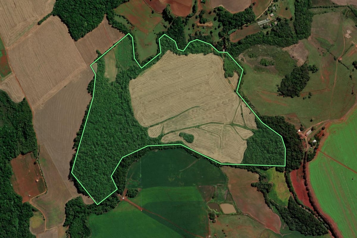 Imagem de satélite do imóvel rural em Giruá (RS), com o contorno declarado no CAR desenhado por cima.