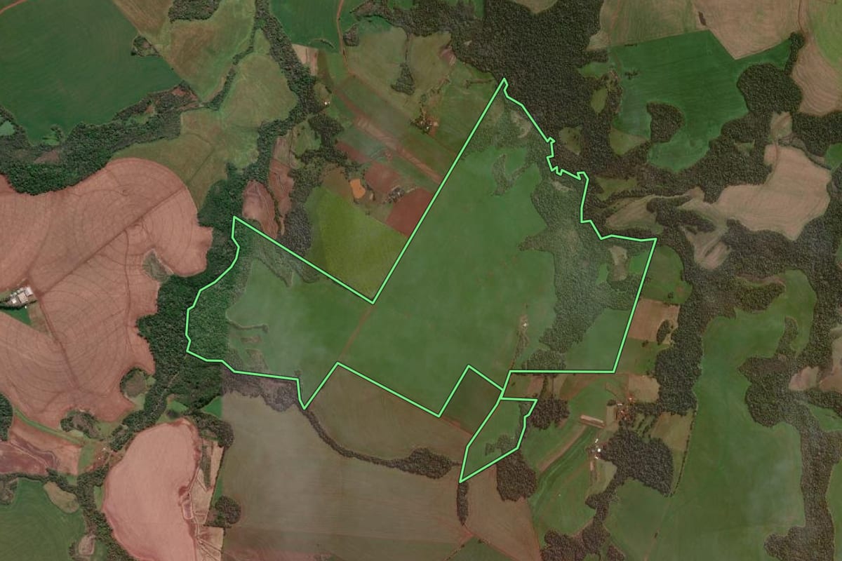 Imagem de satélite do imóvel rural em Giruá (RS), com o contorno declarado no CAR desenhado por cima.