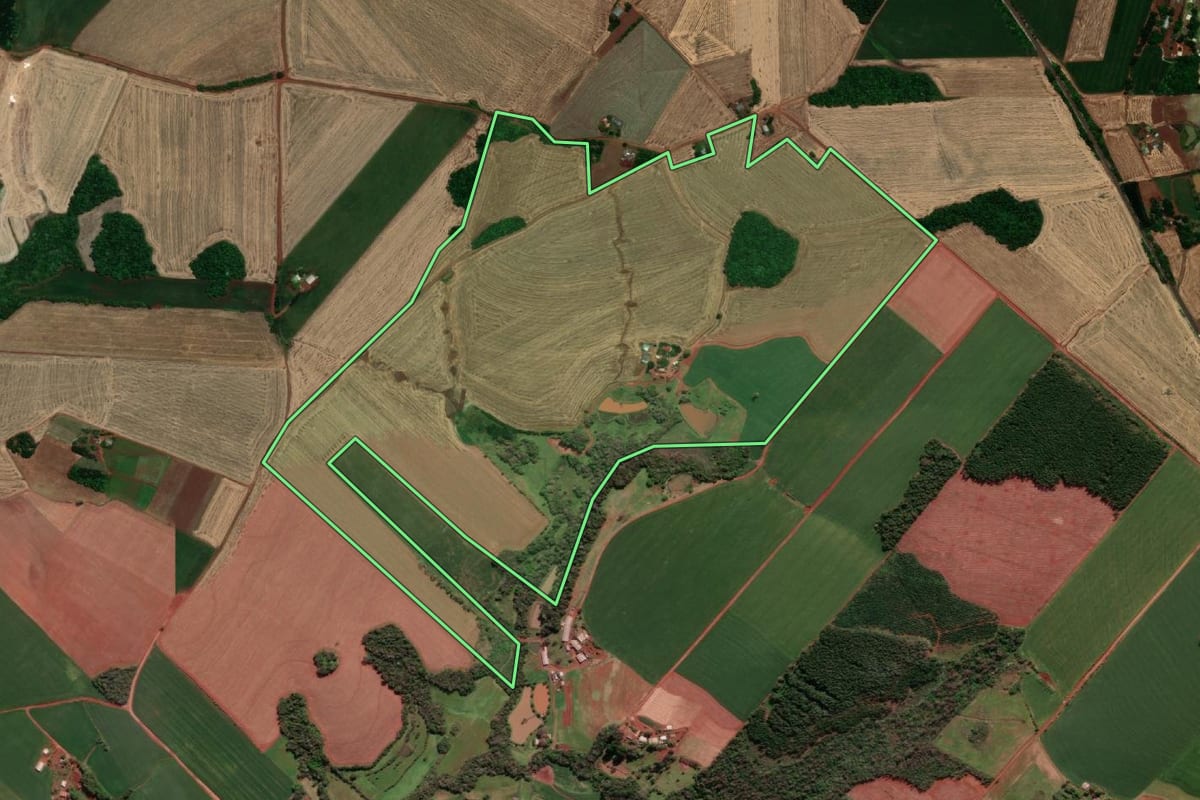 Imagem de satélite do imóvel rural em Giruá (RS), com o contorno declarado no CAR desenhado por cima.