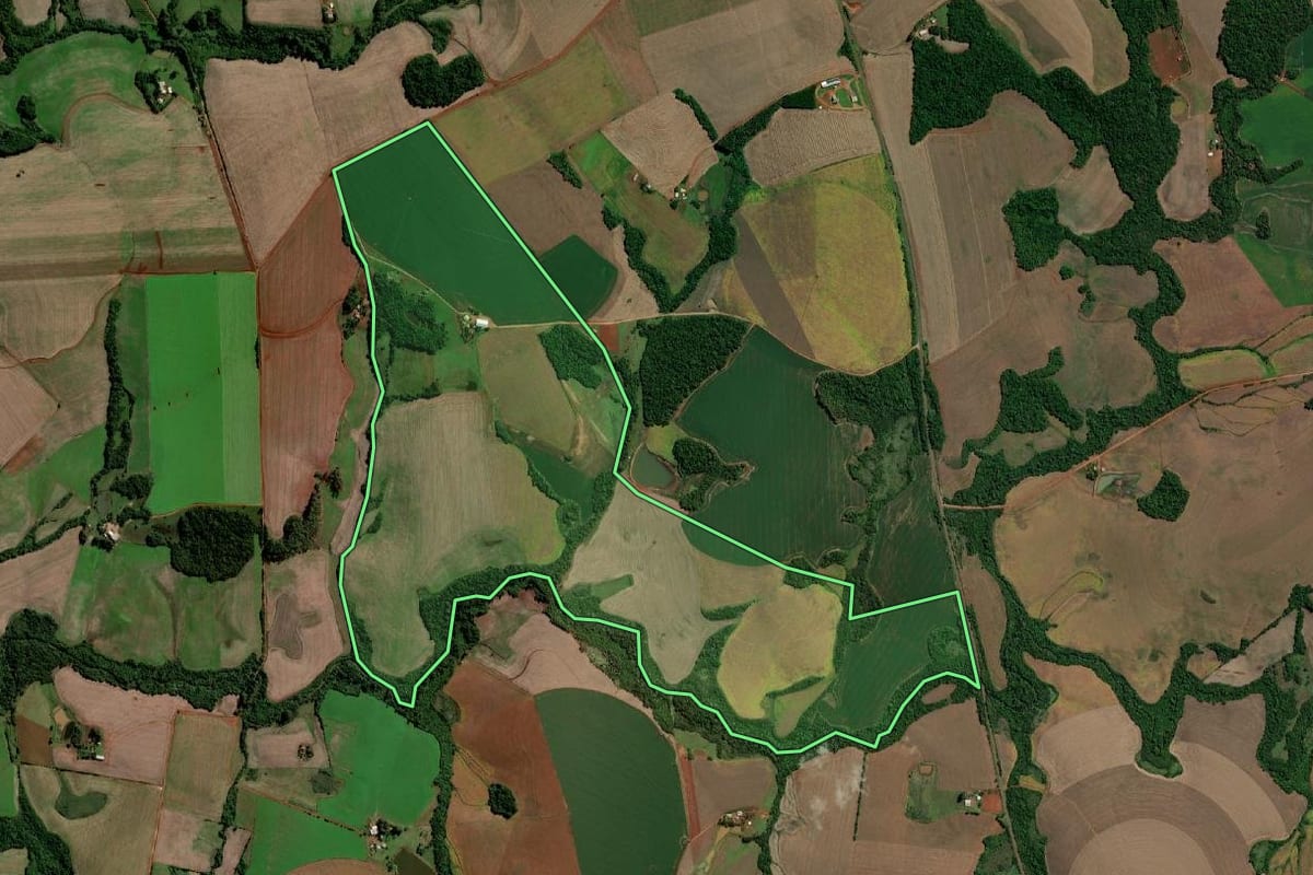 Imagem de satélite do imóvel rural em Giruá (RS), com o contorno declarado no CAR desenhado por cima.