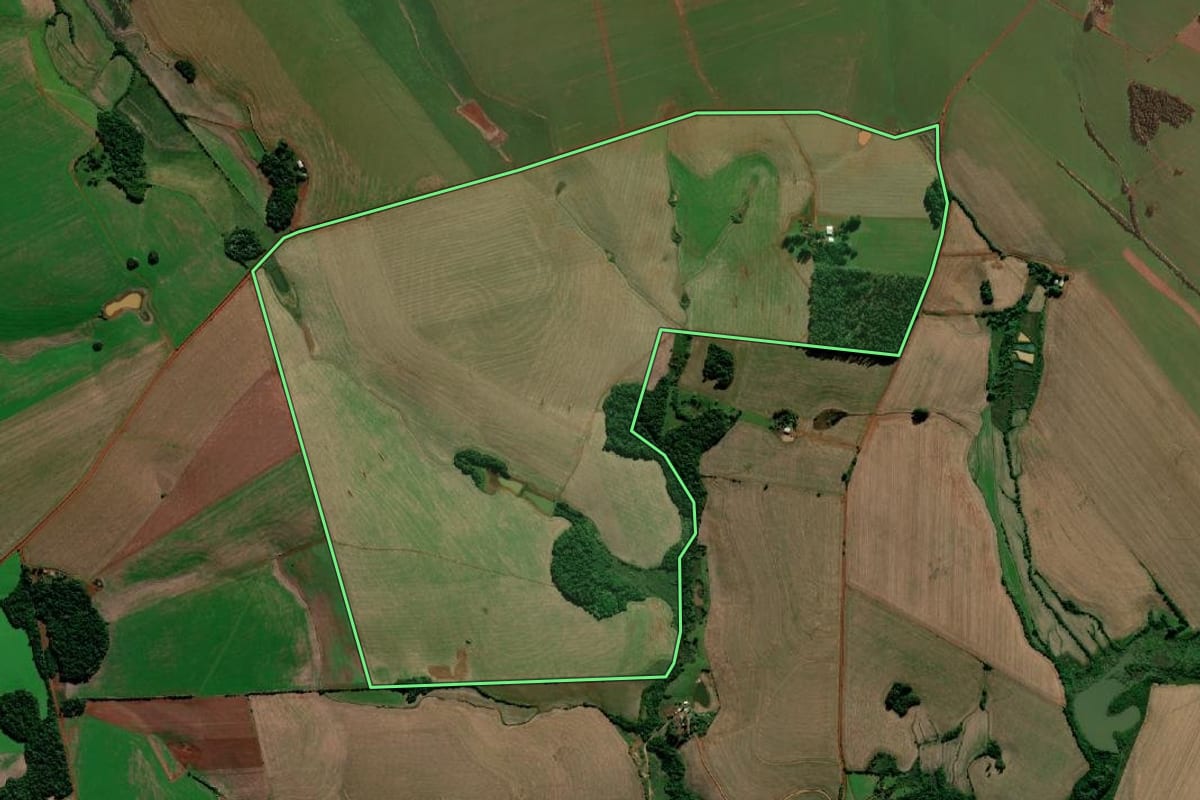 Imagem de satélite do imóvel rural em Giruá (RS), com o contorno declarado no CAR desenhado por cima.