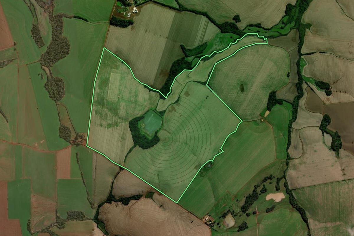 Imagem de satélite do imóvel rural em Giruá (RS), com o contorno declarado no CAR desenhado por cima.