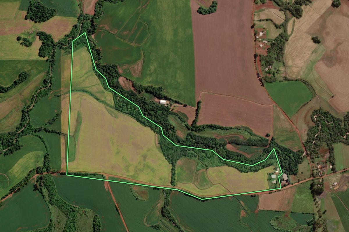 Imagem de satélite do imóvel rural em Giruá (RS), com o contorno declarado no CAR desenhado por cima.