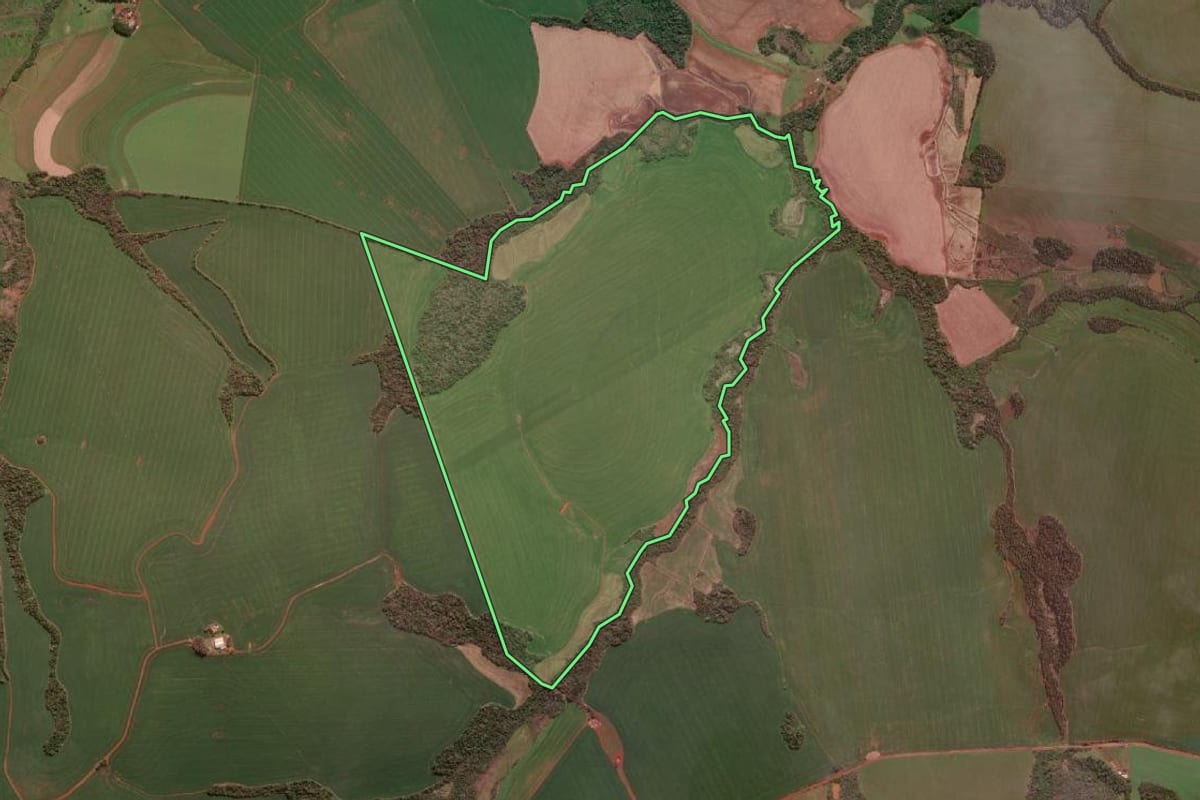 Imagem de satélite do imóvel rural em Giruá (RS), com o contorno declarado no CAR desenhado por cima.