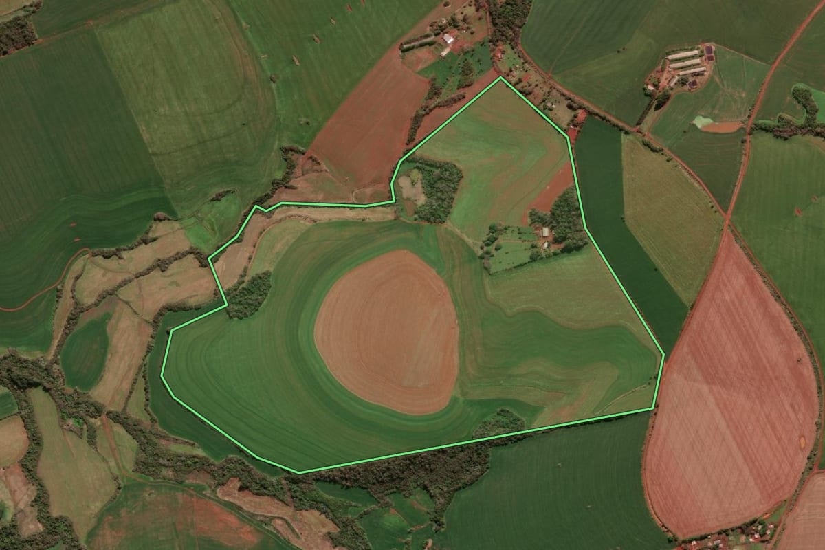 Imagem de satélite do imóvel rural em Giruá (RS), com o contorno declarado no CAR desenhado por cima.