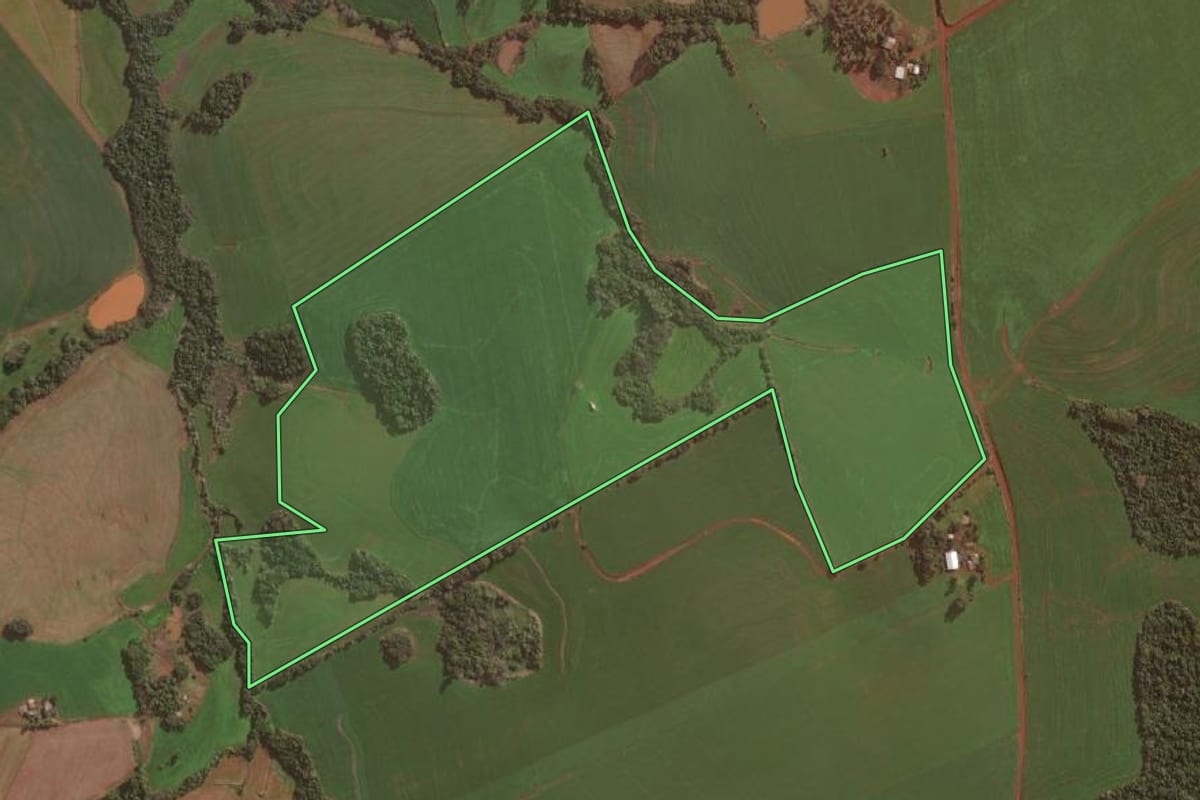 Imagem de satélite do imóvel rural em Giruá (RS), com o contorno declarado no CAR desenhado por cima.