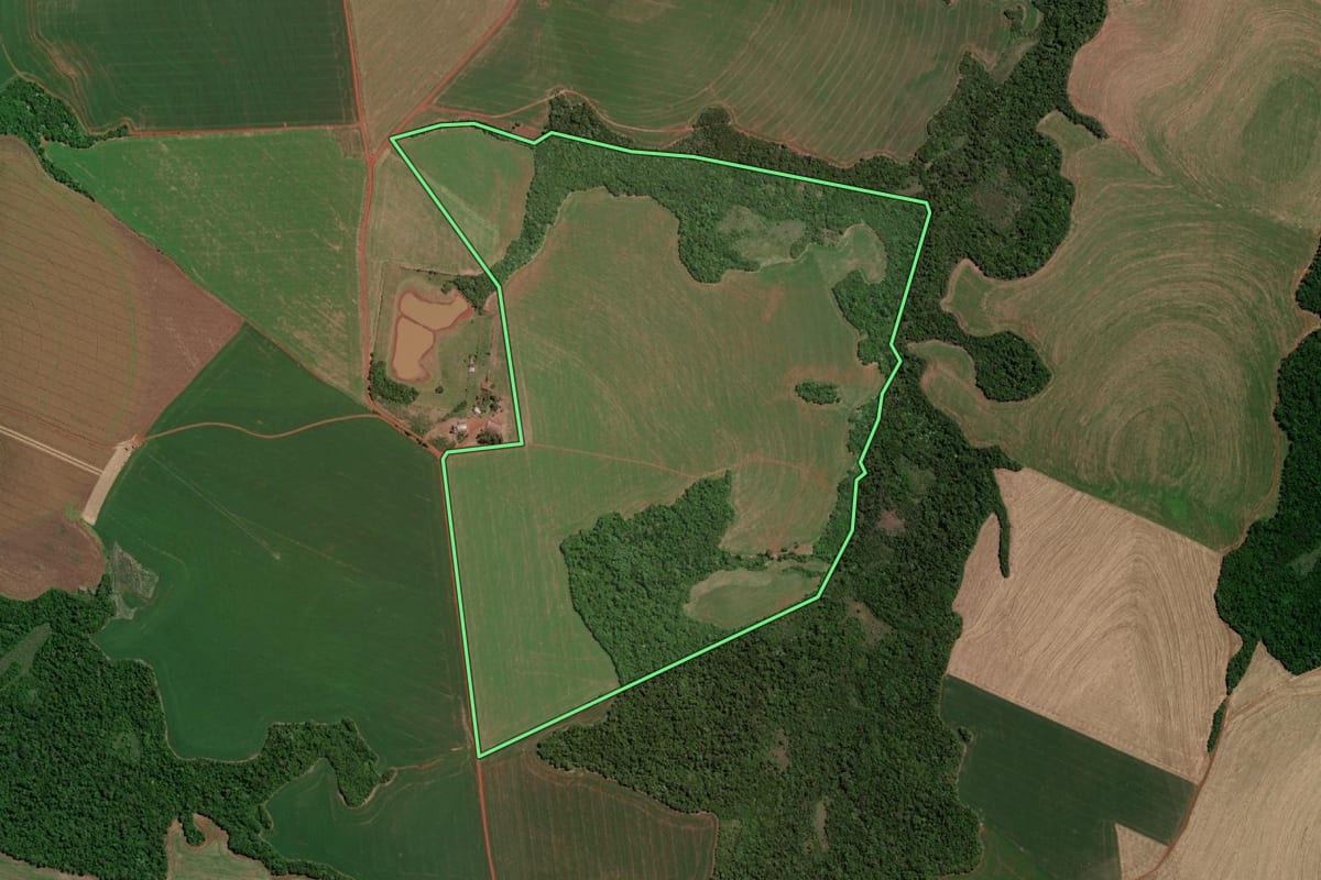 Imagem de satélite do imóvel rural em Giruá (RS), com o contorno declarado no CAR desenhado por cima.