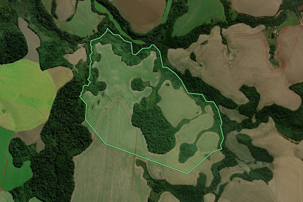 Imagem de satélite do imóvel rural em Giruá (RS), com o contorno declarado no CAR desenhado por cima.