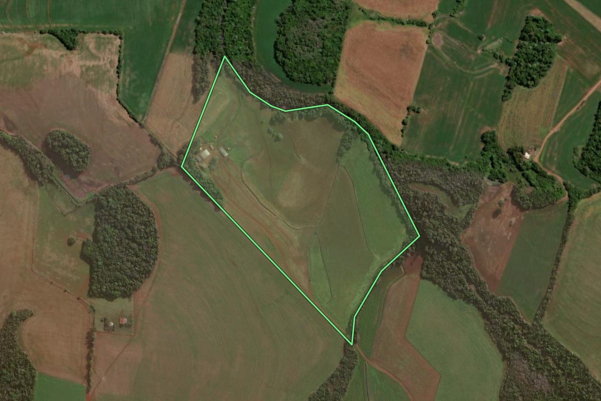 Imagem de satélite do imóvel rural em Giruá (RS), com o contorno declarado no CAR desenhado por cima.