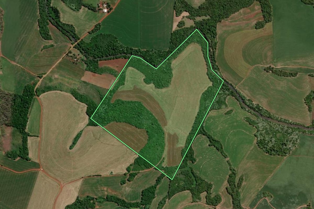 Imagem de satélite do imóvel rural em Giruá (RS), com o contorno declarado no CAR desenhado por cima.