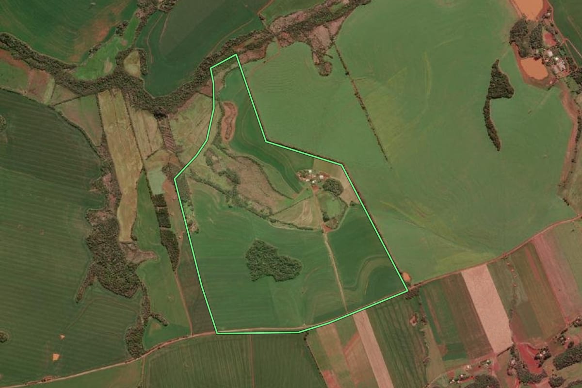 Imagem de satélite do imóvel rural em Giruá (RS), com o contorno declarado no CAR desenhado por cima.