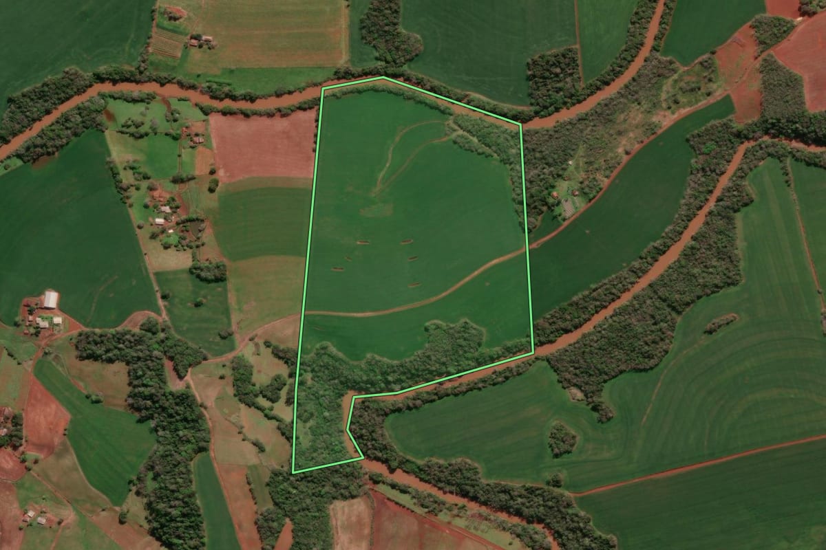 Imagem de satélite do imóvel rural em Giruá (RS), com o contorno declarado no CAR desenhado por cima.