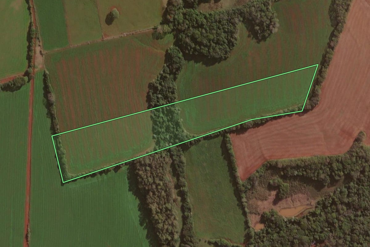 Imagem de satélite do imóvel rural em Giruá (RS), com o contorno declarado no CAR desenhado por cima.