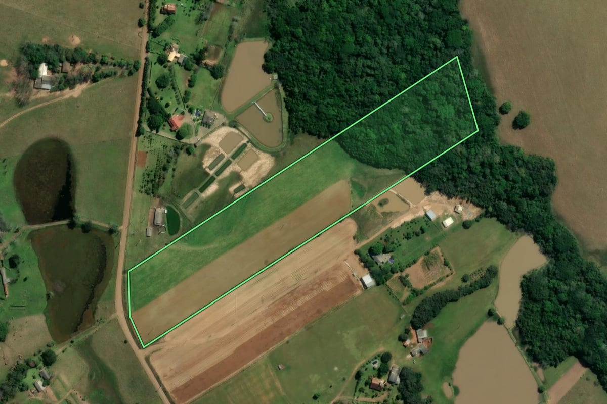 Imagem de satélite do imóvel rural em Glorinha (RS), com o contorno declarado no CAR desenhado por cima.